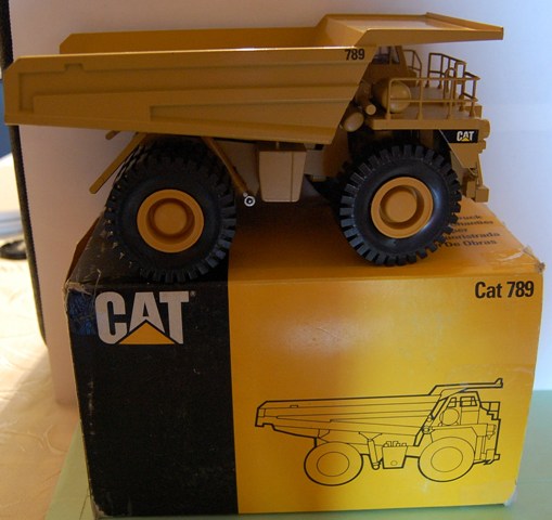 Miniature Conrad CAT 789 – Dumper Tombereau 1:50 – Zamak Jaune – Boîte